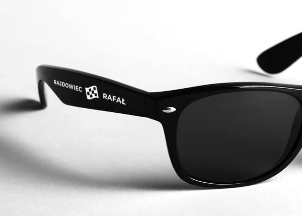 personalizowane okulary z kreatora gadżetów motoryzacyjnych